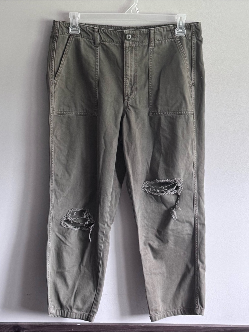 American Eagle Distressed Olive Green Women’s Pants Size 14 short